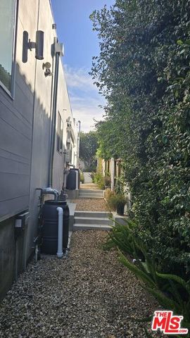 10572 Putney Road, Los Angeles, CA 90064