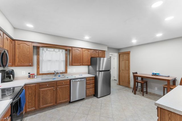 58 Douglas Drive, Coal Valley, IL 61240
