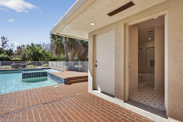 5564 Whirlaway Road, Palm Beach Gardens, FL 33418