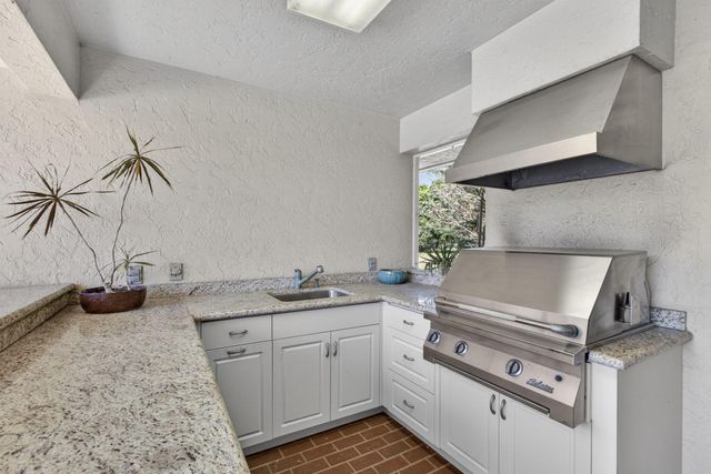 5564 Whirlaway Road, Palm Beach Gardens, FL 33418