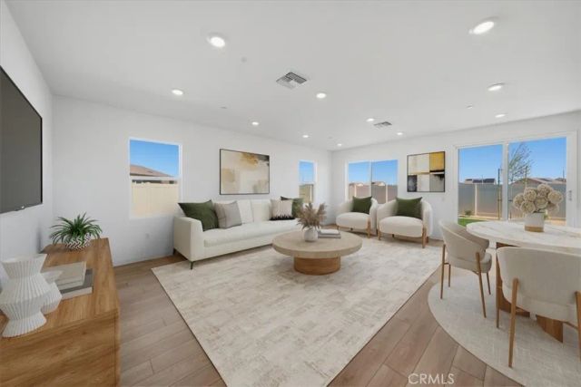 3264 E Avenue J-3, Lancaster, CA 93535