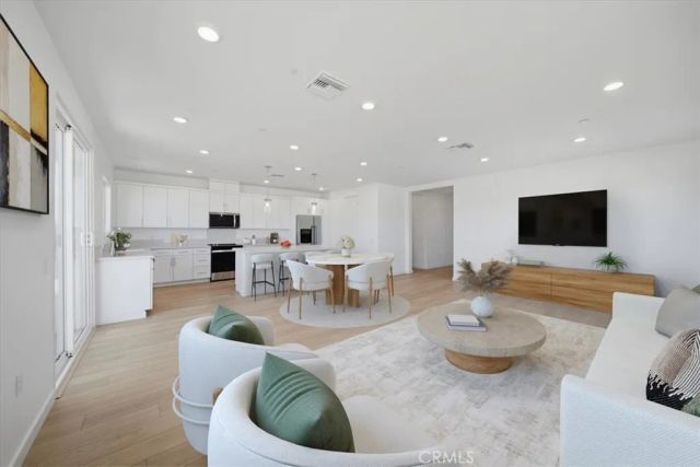 3264 E Avenue J-3, Lancaster, CA 93535