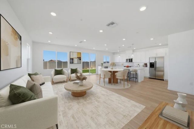 3264 E Avenue J-3, Lancaster, CA 93535