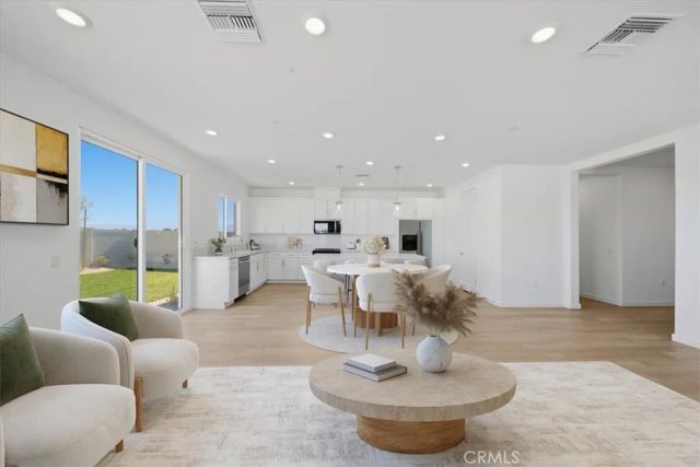 3264 E Avenue J-3, Lancaster, CA 93535