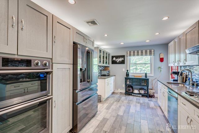 10 Falcon Drive, Edison, NJ 08820