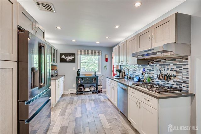10 Falcon Drive, Edison, NJ 08820