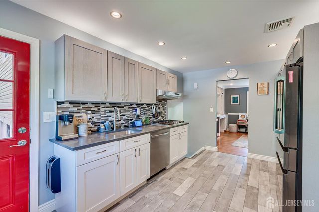 10 Falcon Drive, Edison, NJ 08820