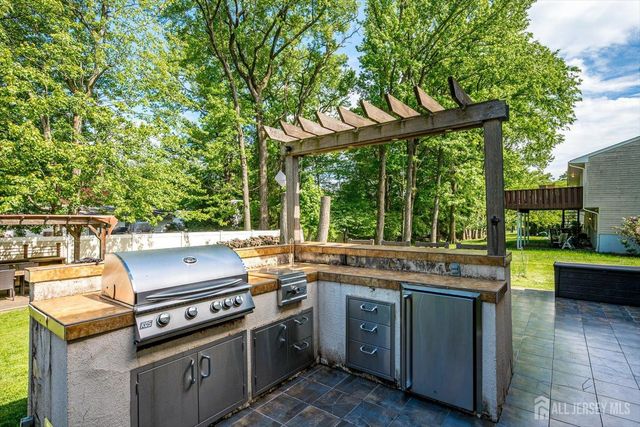 10 Falcon Drive, Edison, NJ 08820
