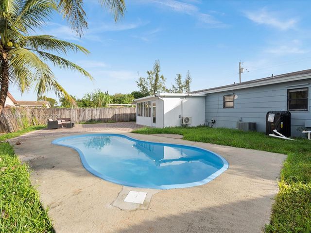 5731 SW 54th Ter, Davie, FL 33314