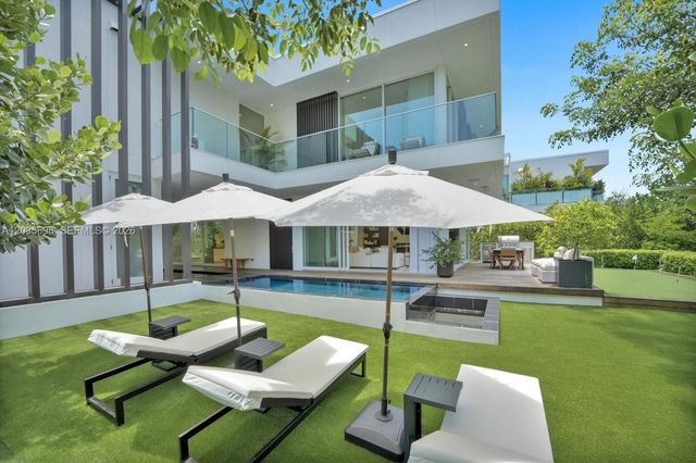 810 W 47 CT, Miami Beach, FL 33140