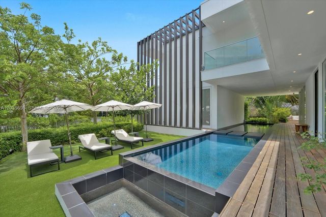 810 W 47 CT, Miami Beach, FL 33140