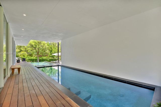 810 W 47 CT, Miami Beach, FL 33140