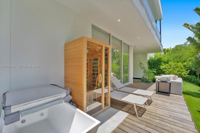 810 W 47 CT, Miami Beach, FL 33140