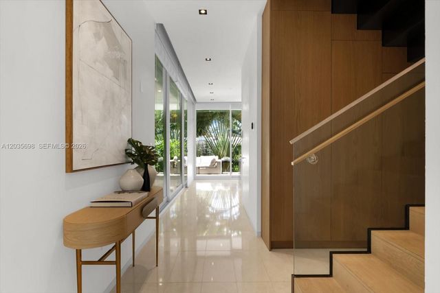 810 W 47 CT, Miami Beach, FL 33140