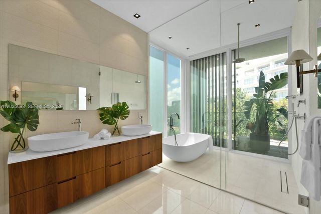 810 W 47 CT, Miami Beach, FL 33140