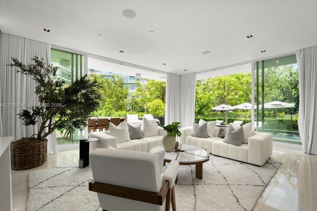 810 W 47 CT, Miami Beach, FL 33140