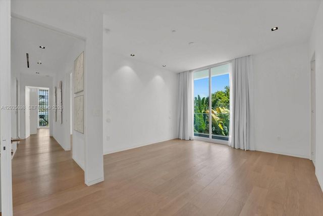 810 W 47 CT, Miami Beach, FL 33140