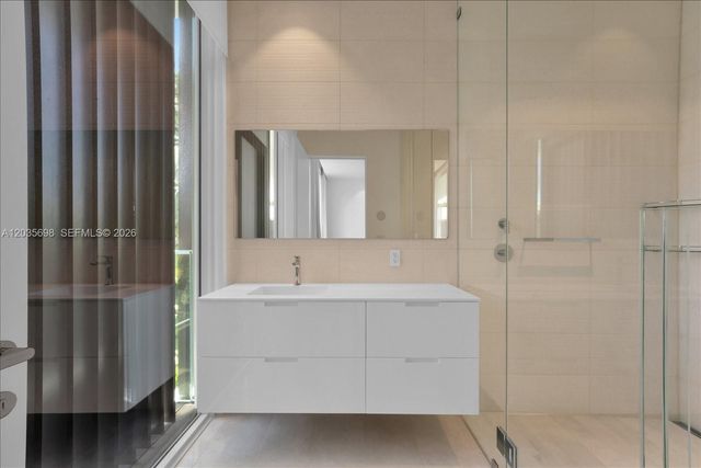 810 W 47 CT, Miami Beach, FL 33140