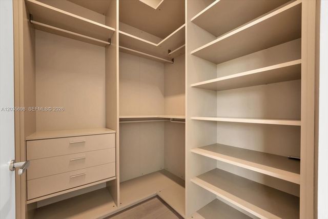 810 W 47 CT, Miami Beach, FL 33140