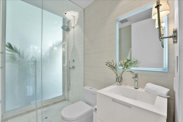 810 W 47 CT, Miami Beach, FL 33140