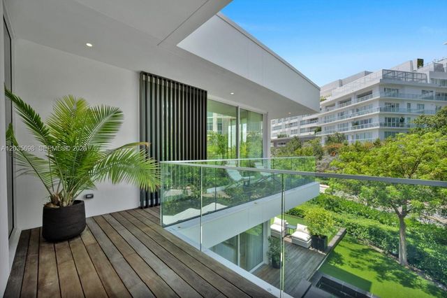 810 W 47 CT, Miami Beach, FL 33140