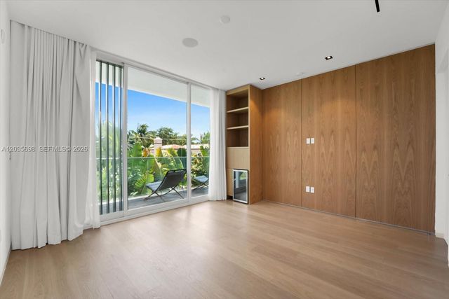 810 W 47 CT, Miami Beach, FL 33140