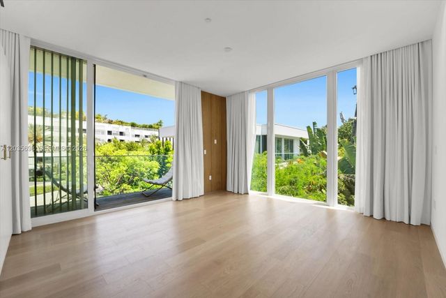 810 W 47 CT, Miami Beach, FL 33140