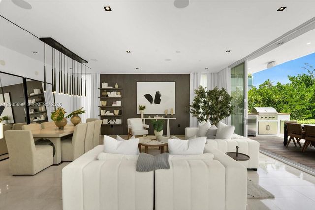 810 W 47 CT, Miami Beach, FL 33140