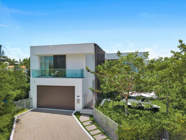 810 W 47 CT, Miami Beach, FL 33140