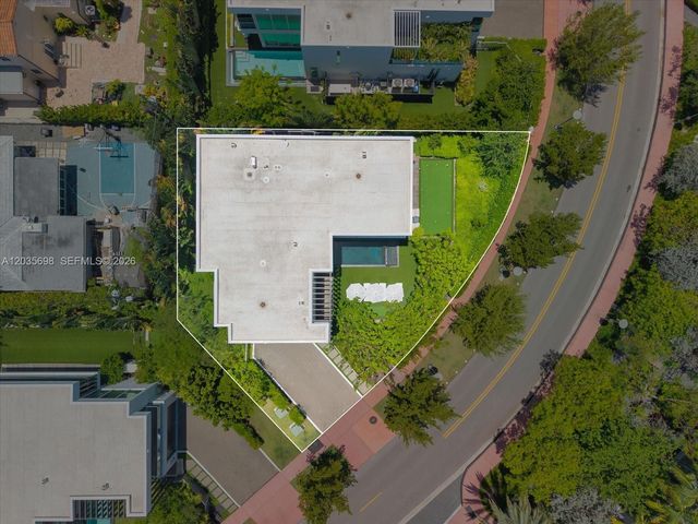 810 W 47 CT, Miami Beach, FL 33140