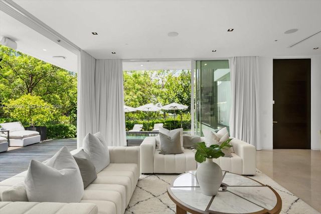810 W 47 CT, Miami Beach, FL 33140