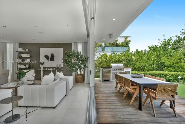 810 W 47 CT, Miami Beach, FL 33140