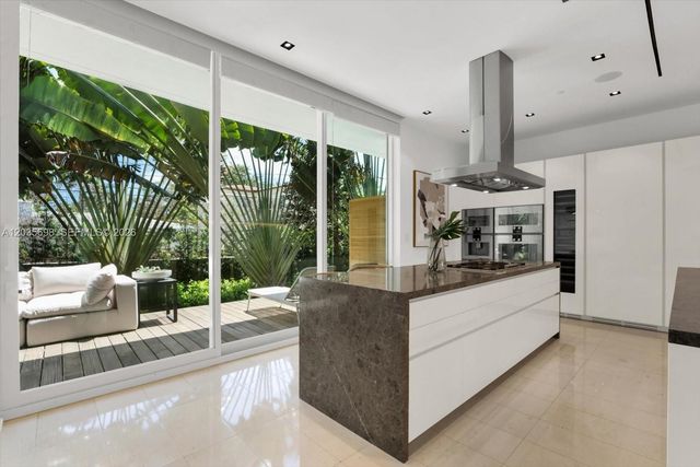 810 W 47 CT, Miami Beach, FL 33140