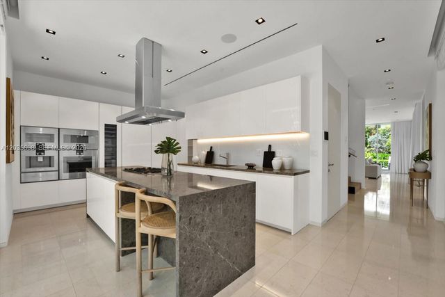 810 W 47 CT, Miami Beach, FL 33140