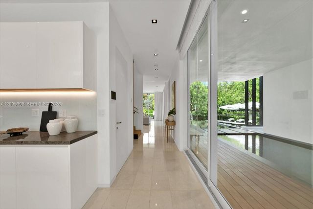 810 W 47 CT, Miami Beach, FL 33140