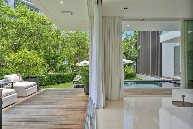 810 W 47 CT, Miami Beach, FL 33140