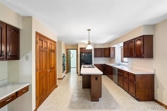 9802 Eagle Hill Lane, Sunset Hills, MO 63127