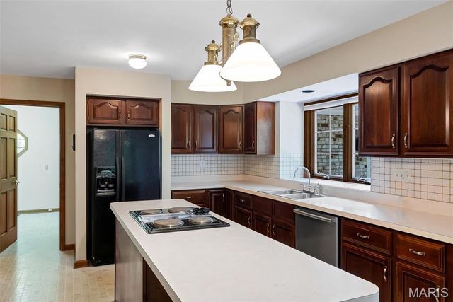 9802 Eagle Hill Lane, Sunset Hills, MO 63127