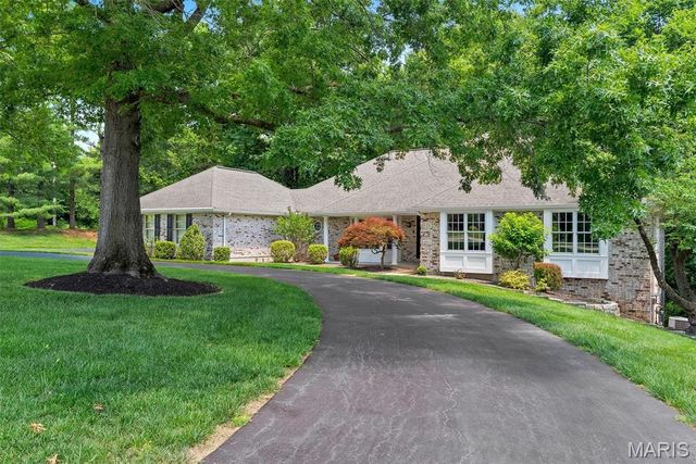 9802 Eagle Hill Lane, Sunset Hills, MO 63127