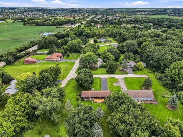 24422 W Cherokee Trail, Grayslake, IL 60030