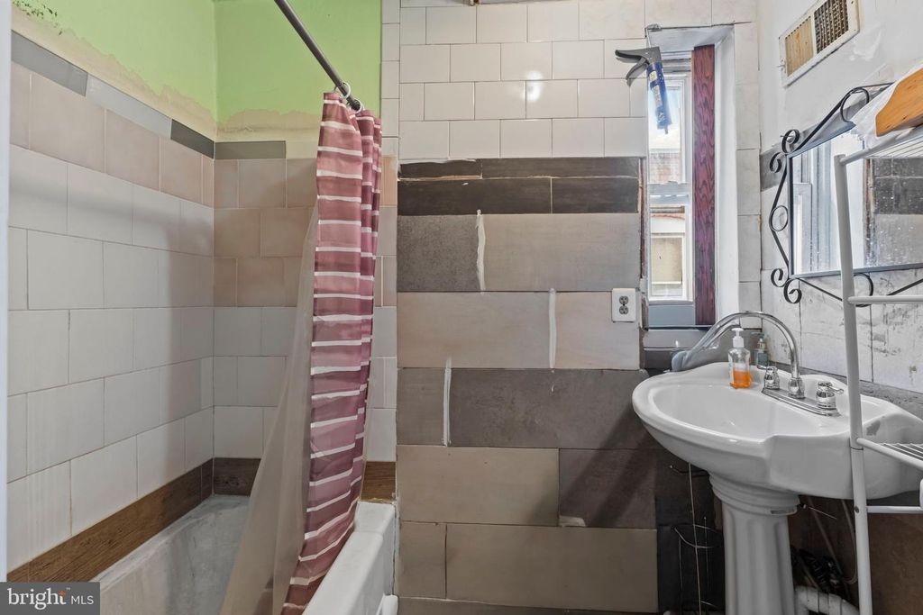 Image 16 of property listing at 932 1ST ST, Baltimore, MD 21225