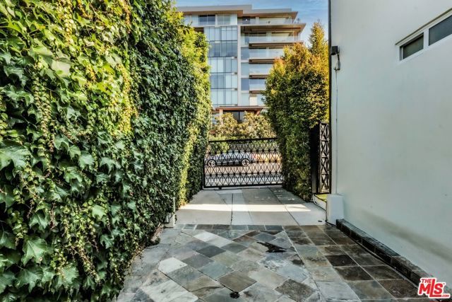 8907 Rosewood Avenue, West Hollywood, CA 90048