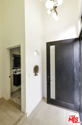 8907 Rosewood Avenue, West Hollywood, CA 90048