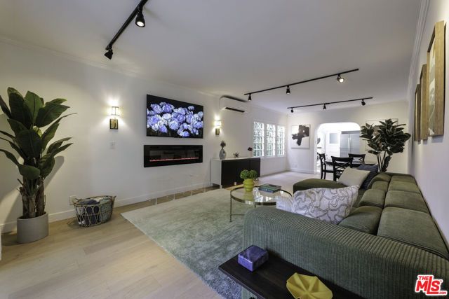 8907 Rosewood Avenue, West Hollywood, CA 90048