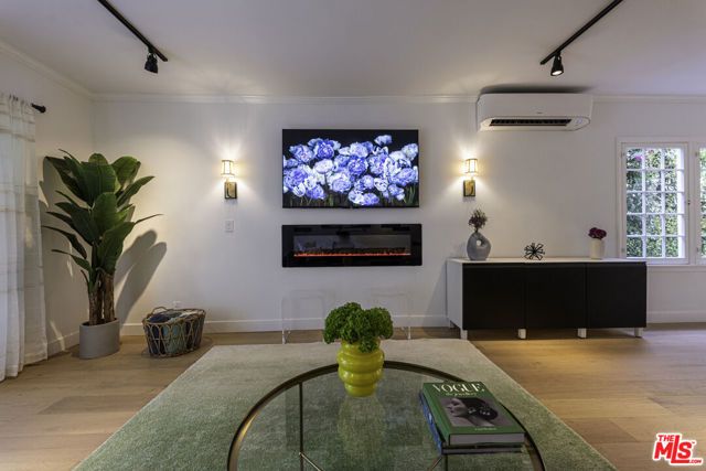 8907 Rosewood Avenue, West Hollywood, CA 90048