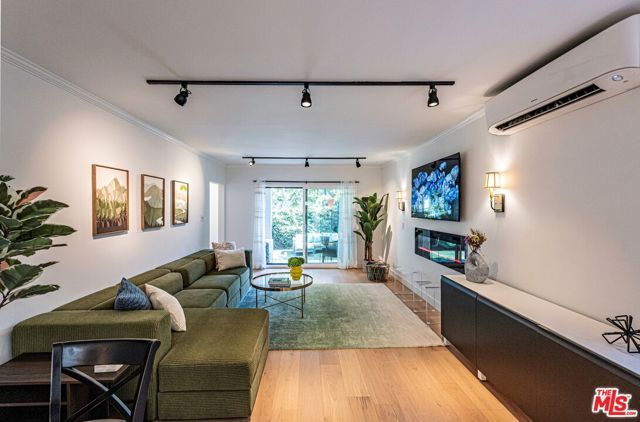 8907 Rosewood Avenue, West Hollywood, CA 90048