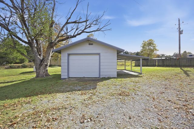 78 Cherokee Street, Canadian, OK 74425