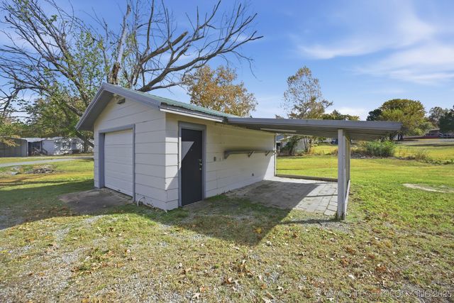 78 Cherokee Street, Canadian, OK 74425