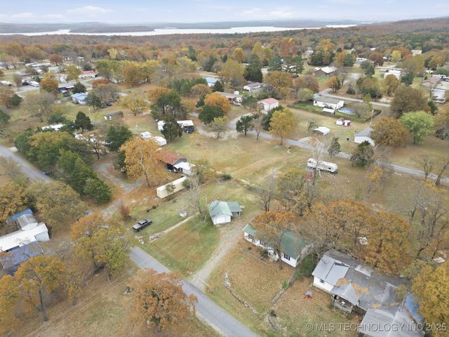 78 Cherokee Street, Canadian, OK 74425