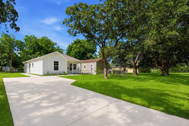424 5th Avenue N, Texas City, TX 77590